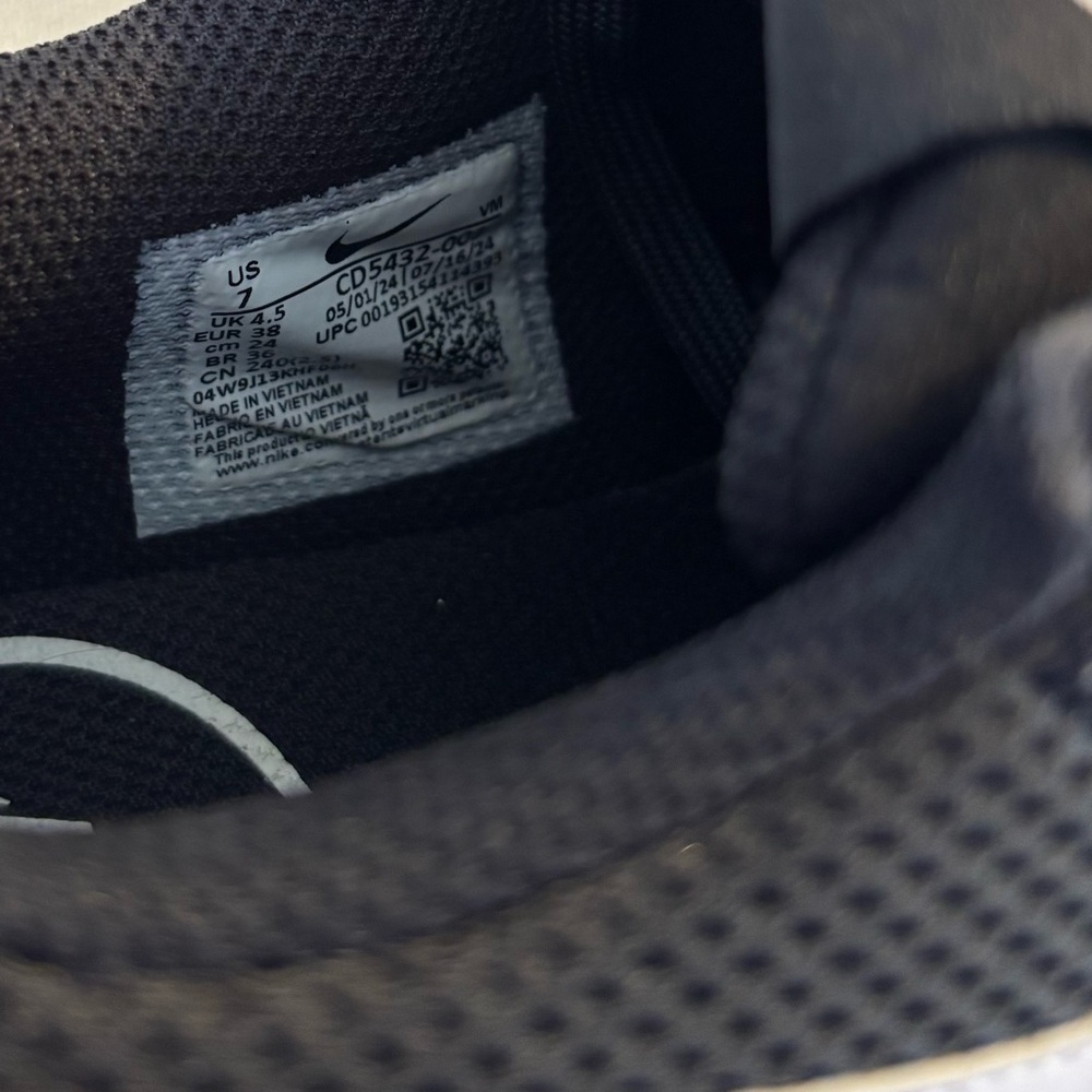 Women’s Nike Air Max Sneakers - Picture 5 of 5